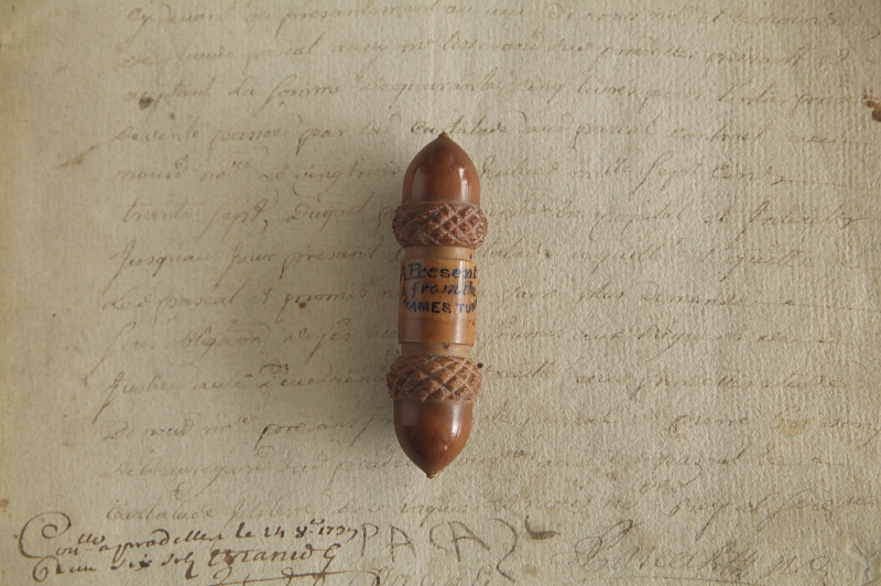 ドングリの木彫ニードルケース　イギリス　ヴィクトリアン　アンティークストリュフ