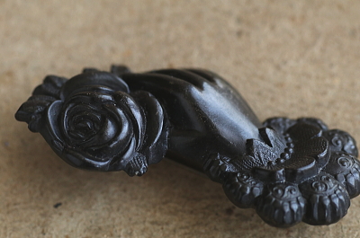 プレスドホーンブローチ　薔薇を持つ手　ヴィクトリアン　イギリス アンティークストリュフ