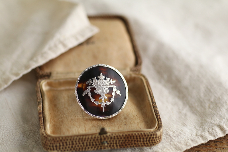 花籠とフェストゥーンのピクウェブローチ　イギリス アンティークストリュフ