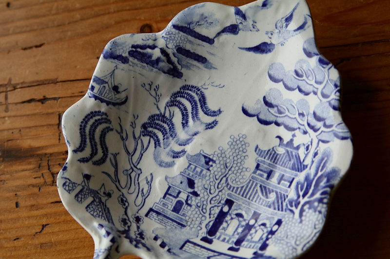 ヴィクトリアンブルーウイロー　リーフディッシュ　イギリス　アンティークストリュフ