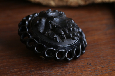 葡萄のジェットブローチ　ヴィクトリアン　イギリス　アンティークストリュフ