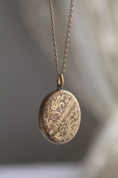 ベルト&バックル　エングレービングロケットペンダント　ヨーロッパ　アンティークストリュフ