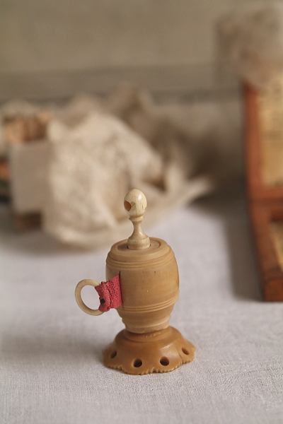 ベジタブルアイボリー　スーベニールメジャー　アンティークストリュフ