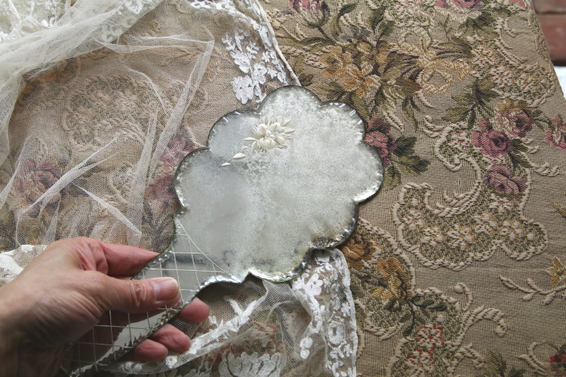 花のカットのハンドミラートレイ　フランス　アンティークストリュフ