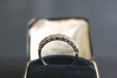 ダイヤモンドハーフエタニティリング　イギリス　アンティークストリュフ