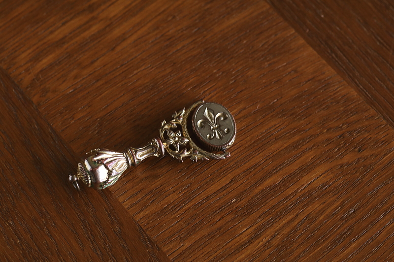 薔薇と百合紋フォブシール　ヨーロッパ　アンティークストリュフ