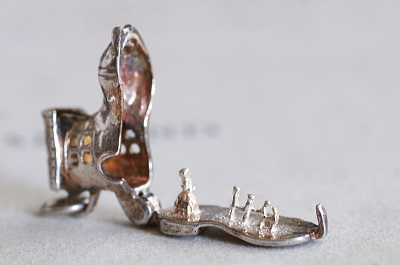 靴の家のシルバーチャーム　ヴィンテージ　イギリス　アンティークストリュフ