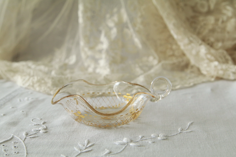 金彩のガラスハンドルディッシュ　花模様　フランス　アンティークストリュフ
