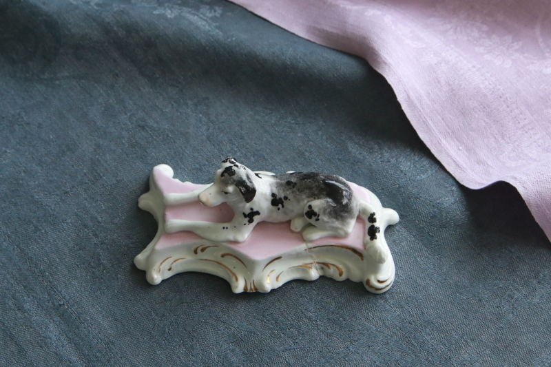 イングリッシュ・ポインターの着彩白磁像　ドイツ　アンティークストリュフ