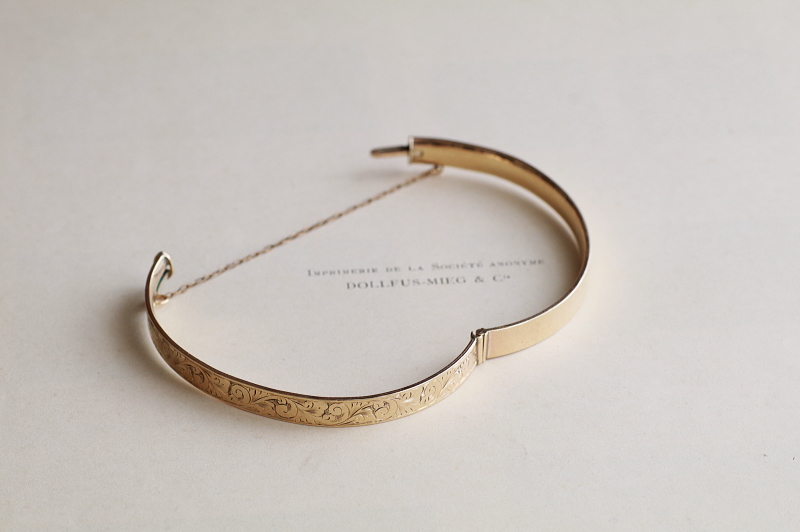 アラベスクのエングレービングブレスレット　バングル　ゴールドプレート　イギリス　アンティークストリュフ