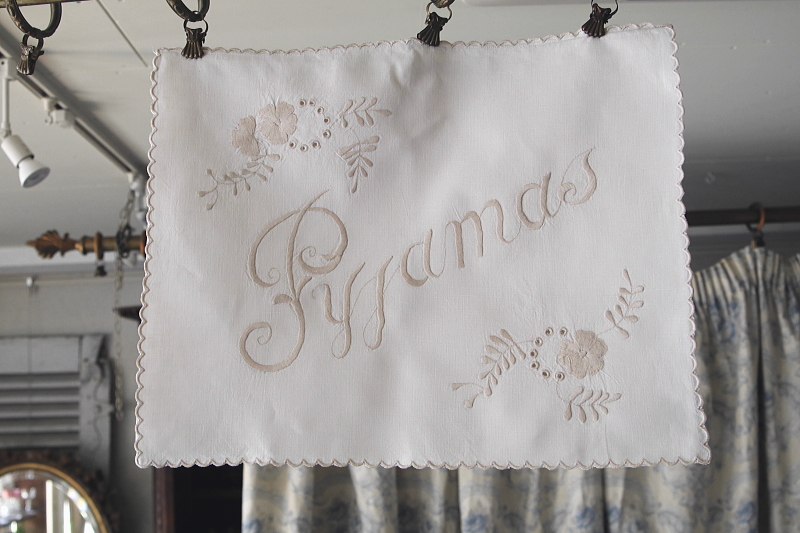 刺繍のリネンパジャマケース　イギリス　アンティークストリュフ