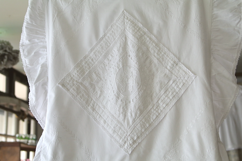 コットンラージクッションカバー　植物模様　刺繍　カットワーク　イギリス　アンティークストリュフ