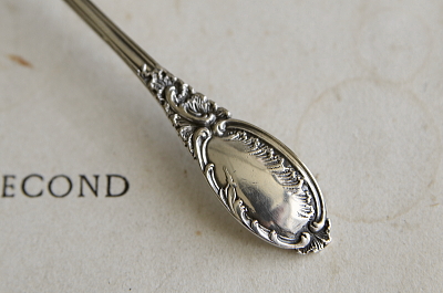 ロココパターンのシュガーシフタースプーン　イギリス　アンティークストリュフ