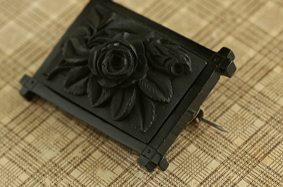 薔薇のフレームジェットブローチ　イギリス　アンティークストリュフ