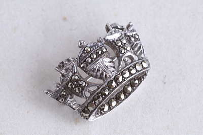 ネイバルクラウンのシルバーマーカサイトブローチ　イギリス　アンティークストリュフ