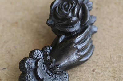 プレスドホーンブローチ　薔薇を持つ手　ヴィクトリアン　イギリス アンティークストリュフ