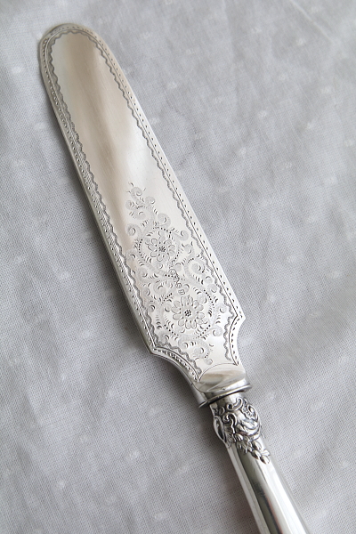 花のエングレーヴィングのケーキサーバー　walker and hall イギリス アンティークストリュフ