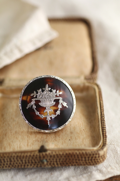 花籠とフェストゥーンのピクウェブローチ　イギリス アンティークストリュフ 20260107