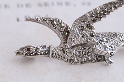 マーカサイトのシルバーワイバーンブローチ　ヨーロッパ　アンティークストリュフ