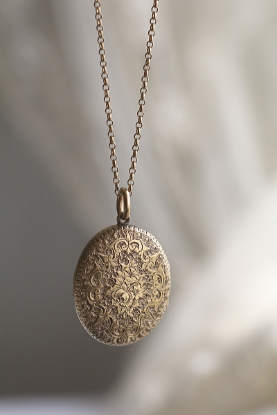 ベルト&バックル　エングレービングロケットペンダント　ヨーロッパ　アンティークストリュフ