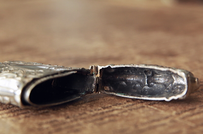 エングレーヴィングのヴェスタケース　ヴィクトリアン　イギリス　アンティークストリュフ