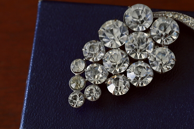 ラインストーン　ブドウドレスクリップ　イギリス　アンティークストリュフ