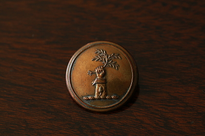 ヴィクトリアンリバリーボタン　苗木を握る手　イギリス　アンティークストリュフ