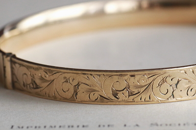 アラベスクのエングレービングブレスレット　バングル　ゴールドプレート　イギリス　アンティークストリュフ