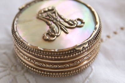 アヴェ・マリアのモノグラムロザリオケース　マザーオブパール　フランス　アンティークストリュフ