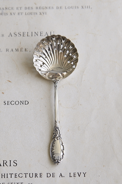 ロココパターンのシュガーシフタースプーン　イギリス　アンティークストリュフ