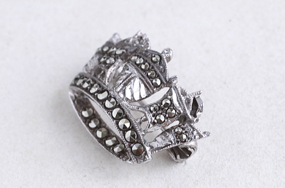 ネイバルクラウンのシルバーマーカサイトブローチ　イギリス　アンティークストリュフ