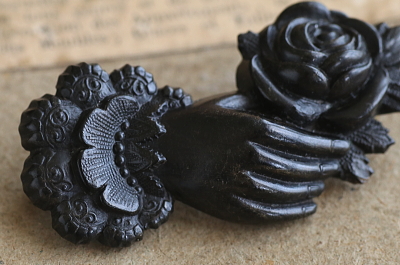 プレスドホーンブローチ　薔薇を持つ手　ヴィクトリアン　イギリス アンティークストリュフ