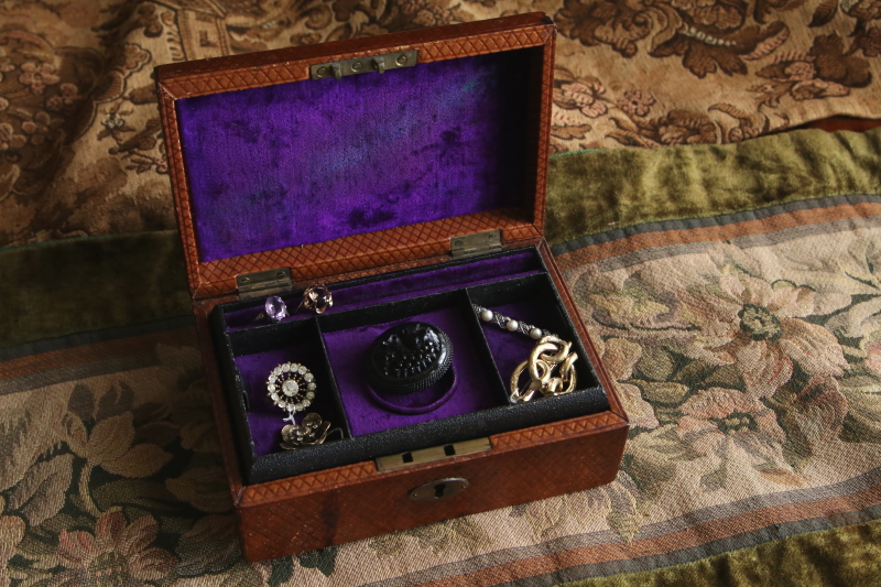 花のエングレービング　レザージュエリーボックス　イギリス アンティークストリュフ