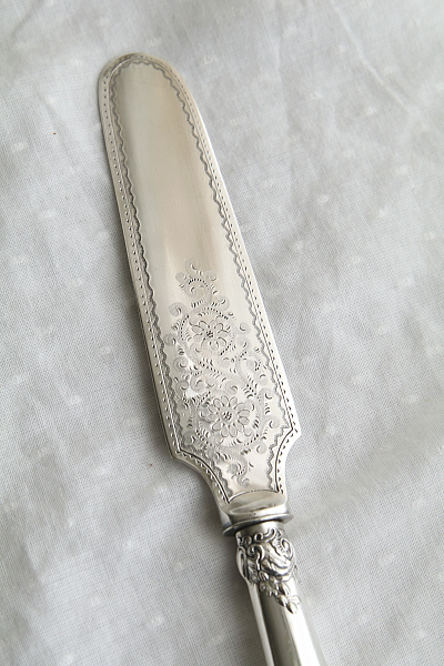 花のエングレーヴィングのケーキサーバー　walker and hall イギリス アンティークストリュフ