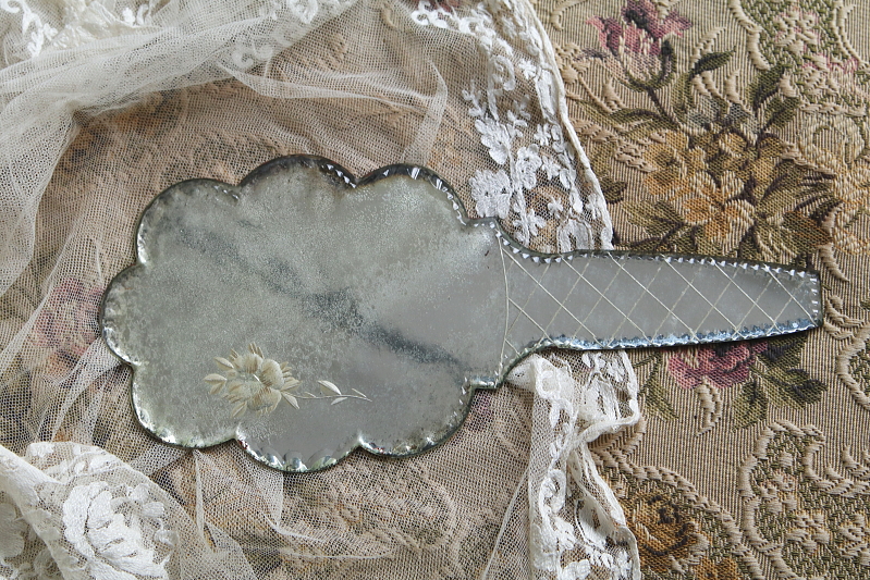 花のカットのハンドミラートレイ　フランス　アンティークストリュフ
