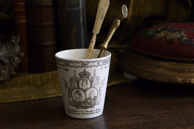 ヴィクトリア女王　ダイヤモンド・ジュビリービーカー　minton ミントン　イギリス　アンティークストリュフ