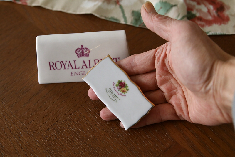 ROYAL ALBERTのショップディスプレーサイン　イギリス　アンティークストリュフ