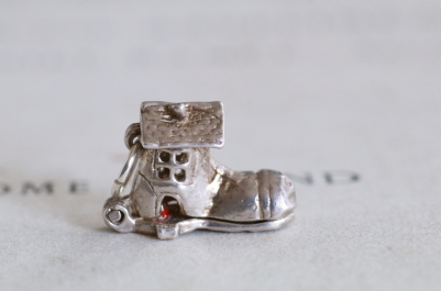 靴の家のシルバーチャーム　ヴィンテージ　イギリス　アンティークストリュフ