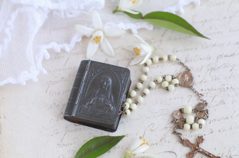 聖心の聖母聖書型ロザリオケース　ブリキ　フランス　アンティークストリュフ