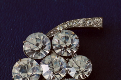 ラインストーン　ブドウドレスクリップ　イギリス　アンティークストリュフ