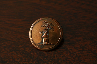 ヴィクトリアンリバリーボタン　苗木を握る手　イギリス　アンティークストリュフ