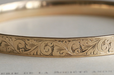 アラベスクのエングレービングブレスレット　バングル　ゴールドプレート　イギリス　アンティークストリュフ