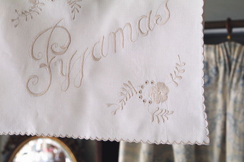 刺繍のリネンパジャマケース　イギリス　アンティークストリュフ