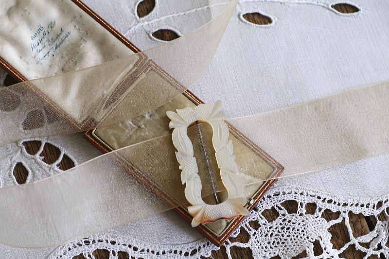 マザーオブパールバックル　ヴィクトリアン イギリス　アンティークストリュフ