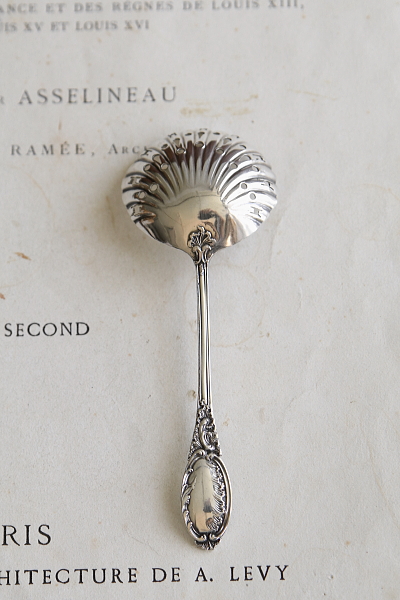 ロココパターンのシュガーシフタースプーン　イギリス　アンティークストリュフ