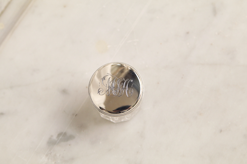 銀蓋の小さなガラスクリームジャースターリングシルバー　ヴィクトリアン　イギリス　アンティークストリュフ