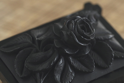 薔薇のフレームジェットブローチ　イギリス　アンティークストリュフ