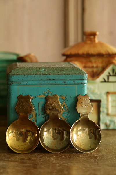 スーベニールブラスティーキャディースプーン　メイソンリー　イギリス　アンティークストリュフ