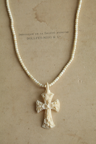 アイボリーフラワークロスペンダント　花十字　フランス アンティークストリュフ