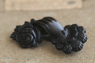 プレスドホーンブローチ　薔薇を持つ手　ヴィクトリアン　イギリス アンティークストリュフ